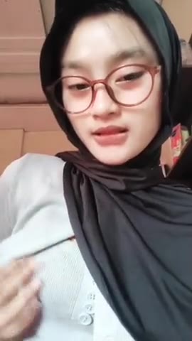 Cewek Hijab Mata Empat Remas-remas Susu Mungil