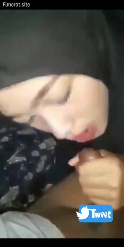 Cewek Hijab Hitam Lagi Sange Hisap Kontol Ayang