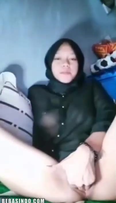 Bokep Indo Jilbab Hitam Baju Hitam Colmek